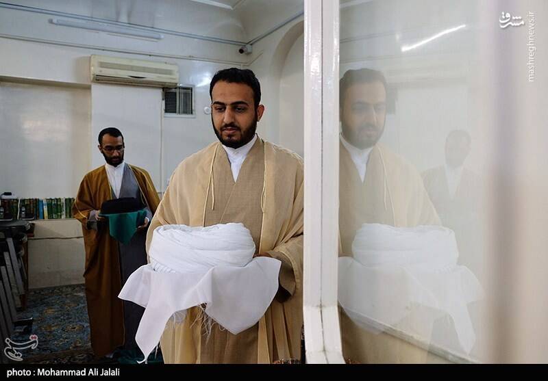 عکس / مراسم عمامه گذاری طلاب در بیوت مراجع تقلید 4