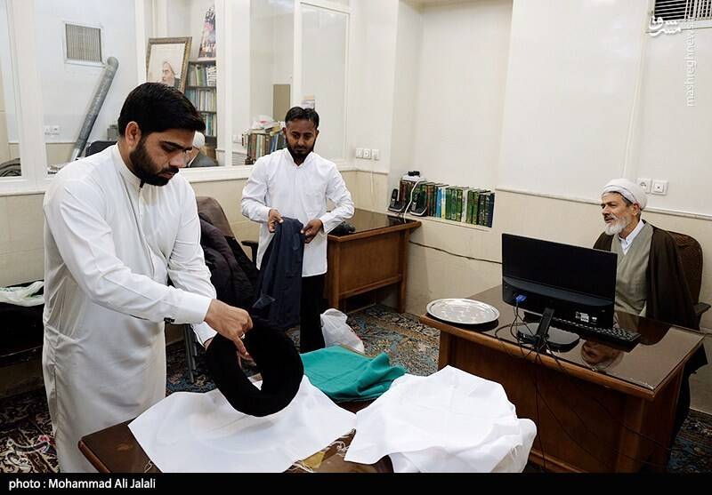 عکس / مراسم عمامه گذاری طلاب در بیوت مراجع تقلید 6