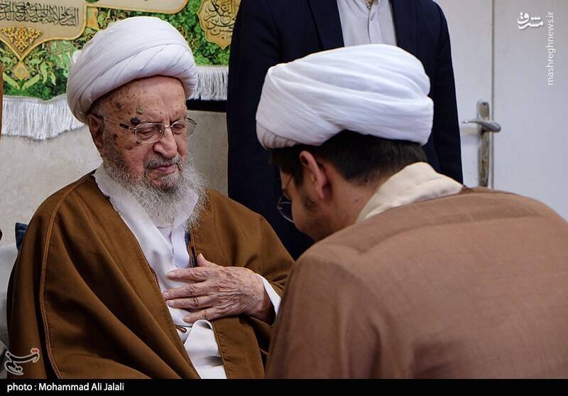 عکس / مراسم عمامه گذاری طلاب در بیوت مراجع تقلید 28