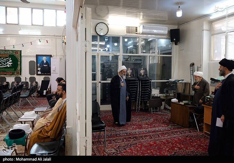 عکس / مراسم عمامه گذاری طلاب در بیوت مراجع تقلید 10