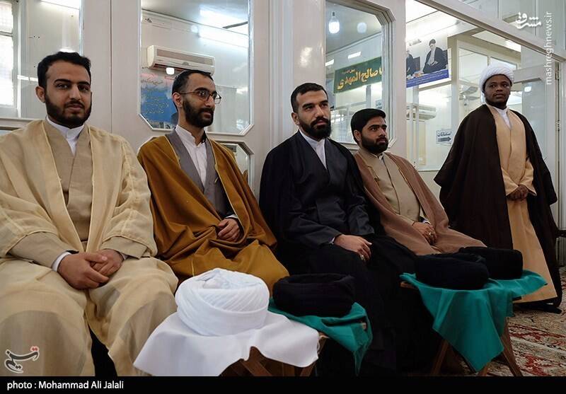 عکس / مراسم عمامه گذاری طلاب در بیوت مراجع تقلید 11