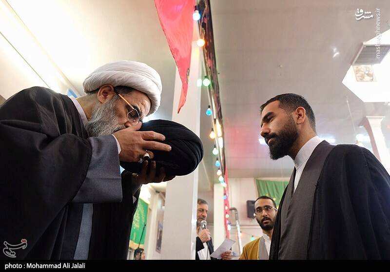 عکس / مراسم عمامه گذاری طلاب در بیوت مراجع تقلید 18