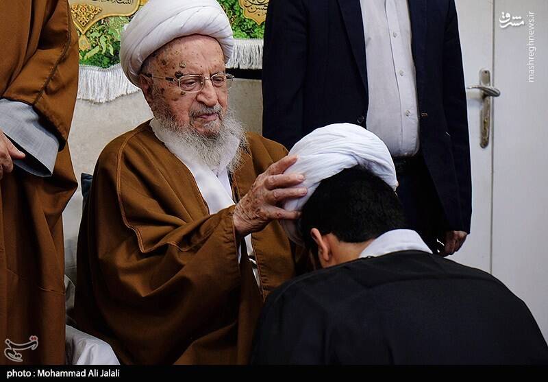 عکس / مراسم عمامه گذاری طلاب در بیوت مراجع تقلید 27