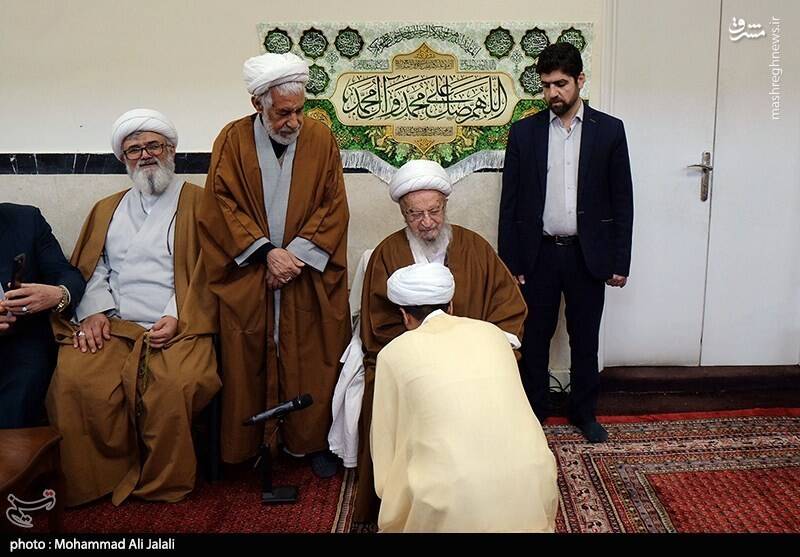 عکس / مراسم عمامه گذاری طلاب در بیوت مراجع تقلید 26