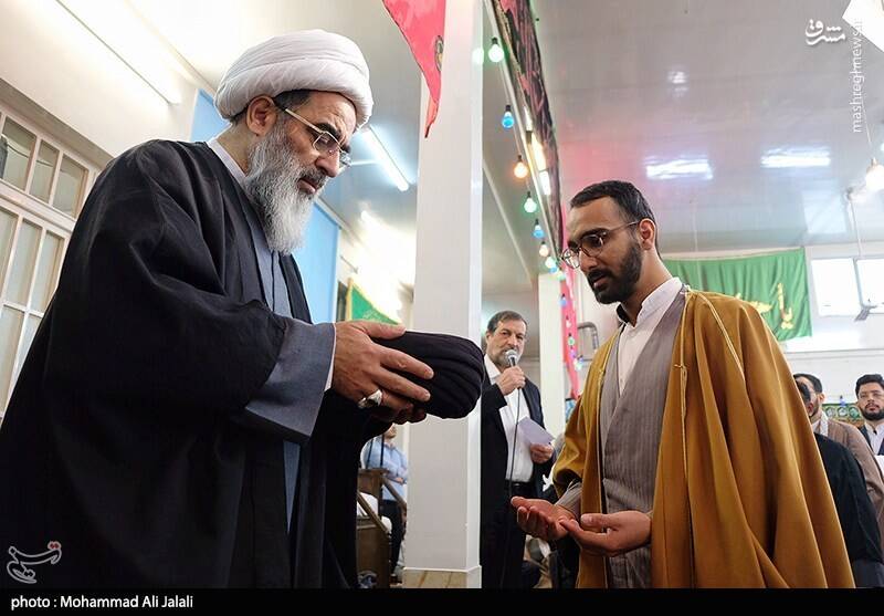 عکس / مراسم عمامه گذاری طلاب در بیوت مراجع تقلید 19