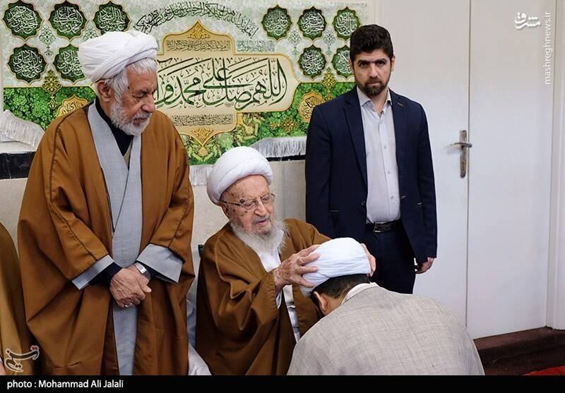 عکس / مراسم عمامه گذاری طلاب در بیوت مراجع تقلید 25