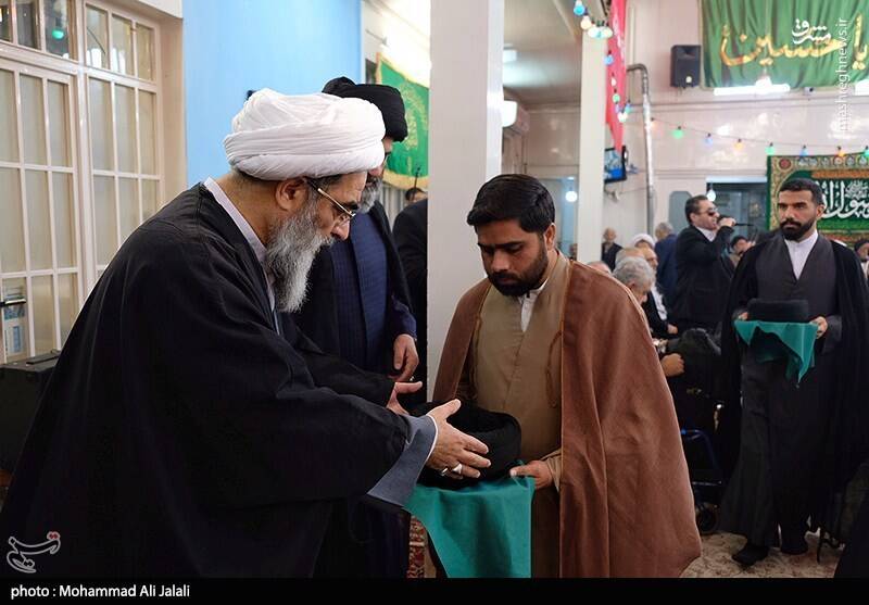 عکس / مراسم عمامه گذاری طلاب در بیوت مراجع تقلید 16