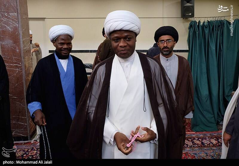 عکس / مراسم عمامه گذاری طلاب در بیوت مراجع تقلید 29