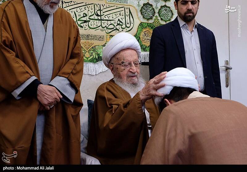 عکس / مراسم عمامه گذاری طلاب در بیوت مراجع تقلید 24
