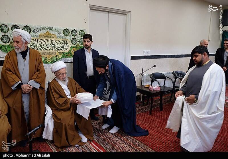 عکس / مراسم عمامه گذاری طلاب در بیوت مراجع تقلید 23