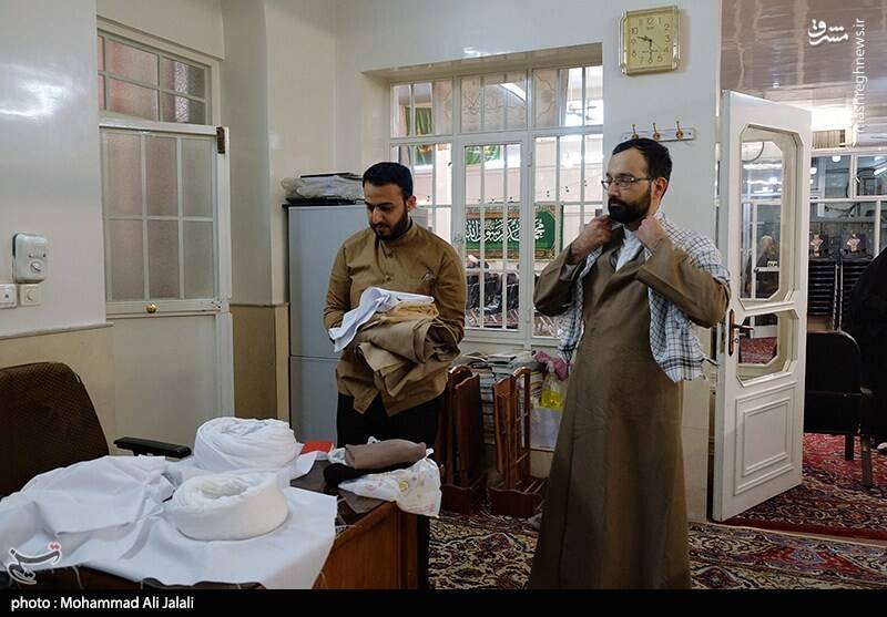 عکس / مراسم عمامه گذاری طلاب در بیوت مراجع تقلید 2
