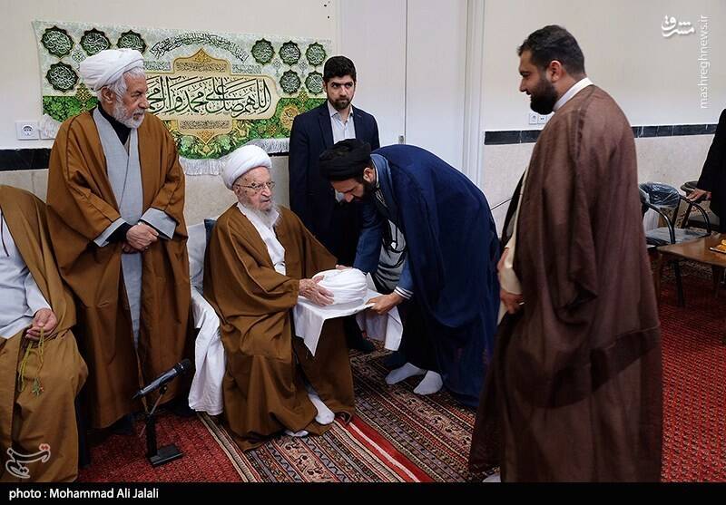 عکس / مراسم عمامه گذاری طلاب در بیوت مراجع تقلید 22