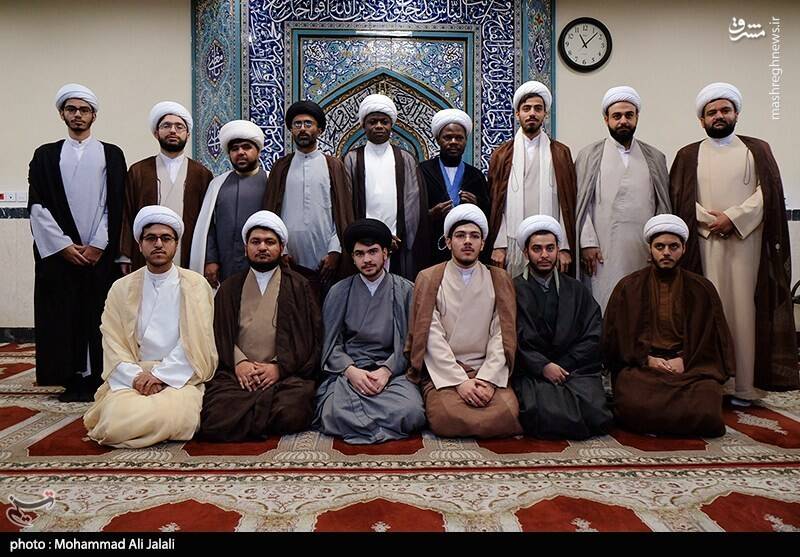 عکس / مراسم عمامه گذاری طلاب در بیوت مراجع تقلید 31
