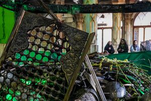 عکس/ آثار هتک حرمت اغتشاشگران به امامزاده سبزقبا