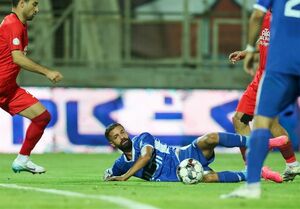 تأخیر در آغاز دیدار استقلال - تراکتور