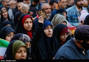 تجمع مردم مقابل مسجدی که به آتش کشیده شد