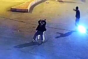 لیدر تبر به دست در میان آشوبگران شوشتر خوزستان