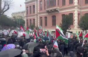 تجمع حمایتی مردم ترکیه در مقابل کنسولگری ایران