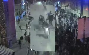 لحظه گرفتار شدن محافظان امنیت در محاصره اغتشاشگران