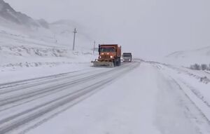 تصاویری از بارش برف و برفروبی در استان لرستان