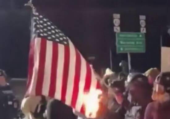  پرچم آمریکا در پورتلند به آتش کشیده شد