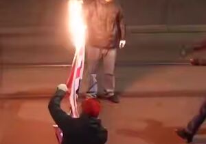 آتش زدن پرچم آمریکا در اعتراض به سفر ترامپ به زوریخ