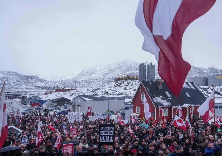 معترضان به سفر «ترامپ» به سوئیس، پرچم آمریکا را آتش زدند+ تصاویر