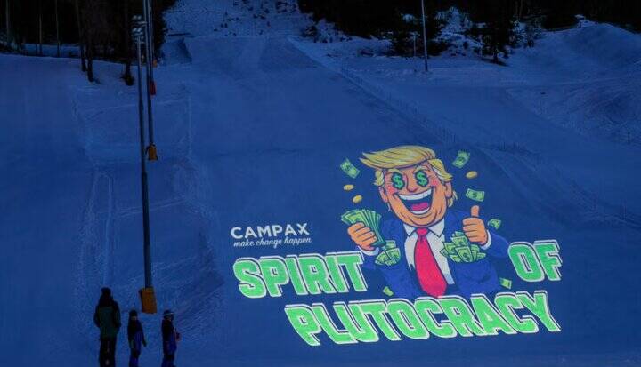 معترضان به سفر «ترامپ» به سوئیس، پرچم آمریکا را آتش زدند+ تصاویر