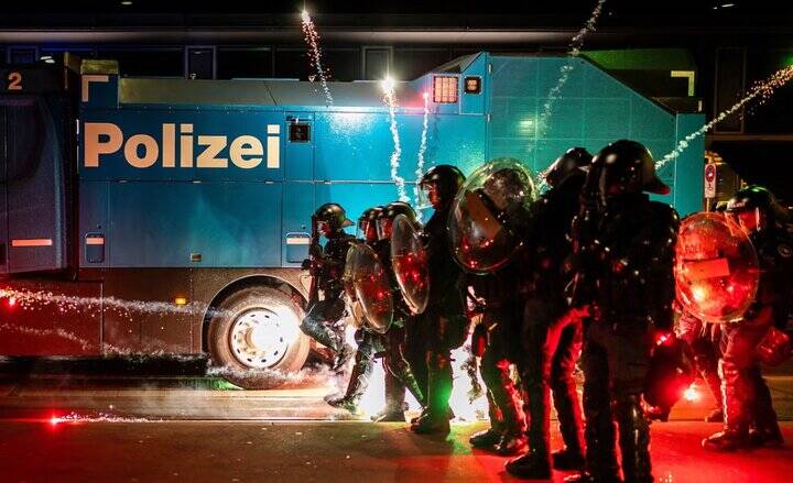 معترضان به سفر «ترامپ» به سوئیس، پرچم آمریکا را آتش زدند+ تصاویر