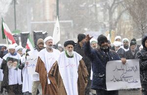 راهپیمایی اعتراضی طلاب و روحانیون همدان در هوای برفی