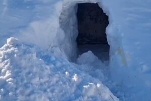 فیلم/ ساخت تونل‌های برفی برای تردد در روستای تخته‌یورد زنجان