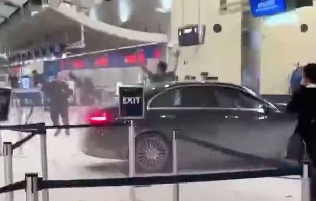  برخورد خودرو با مسافران در فرودگاه دیترویت آمریکا