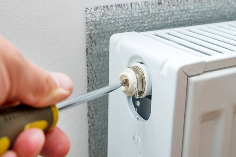 چرا رادیاتور پکیج گرم نمیشود؟ راهنمای عیب یابی و تعمیر مشکل گرم نشدن رادیاتورهای پکیج در زمستان