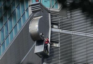 صعود به آسمان‌خراش ۵۰۸ متری بدون طناب ایمنی