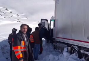 نجات معجزه‌آسای راننده‌ای که ۶ روز در برف گیر کرده بود