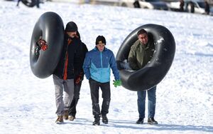 تیوپ سواری برفی جوانان زنجانی