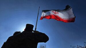 ادای احترام مردم یزد به پرچم ایران