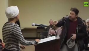 فیلم/ حمله به نماینده مسلمان کنگره آمریکا در مینیاپولیس