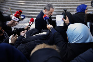 اعضای هیأت دولت در جمع خبرنگاران