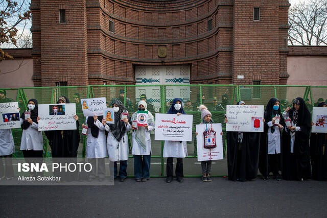 تجمع دانشجویان مقابل سفارت فرانسه در تهران