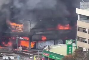 فیلم/ آتش‌سوزی گسترده در فروشگاهی در تایوان