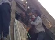 نجات کودک گرفتار در زیر آوار در حادثه انفجار گاز در اهواز