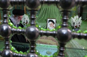 تصاویر حضور رهبر انقلاب در حرم امام راحل(ره)