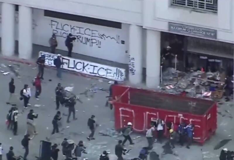  حمله معترضان خشمگین آمریکایی به اداره مهاجرت لس‌آنجلس