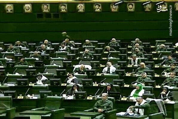 نمایندگان مجلس در حمایت از سپاه پاسداران سبزپوش شدند+ عکس