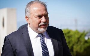 وزیر جنگ پیشین صهیونیستی: نتانیاهو «سگِ مطیع» ترامپ شده است