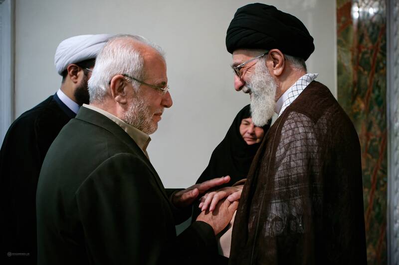 عکس/ تصویری از پدر و مادر شهید نصرالله در کنار رهبر انقلاب