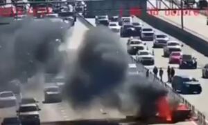 فیلم/ انفجار عجیب خودرو در یک بزرگراه در ایالت فلوریدا آمریکا