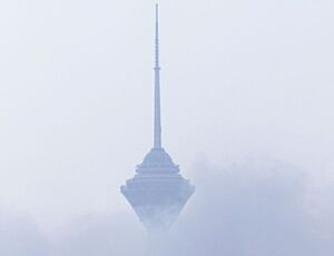 عکس/ برج میلاد در میان مه صبحگاهی یکشنبه ۱۹بهمن