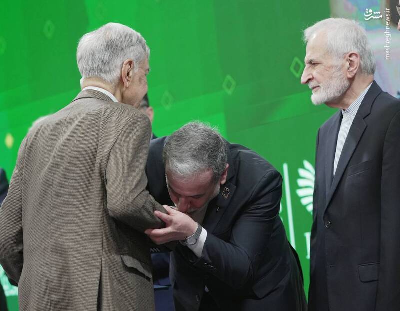 عکس/ بوسه عراقچی بر دست دکتر ممتاز